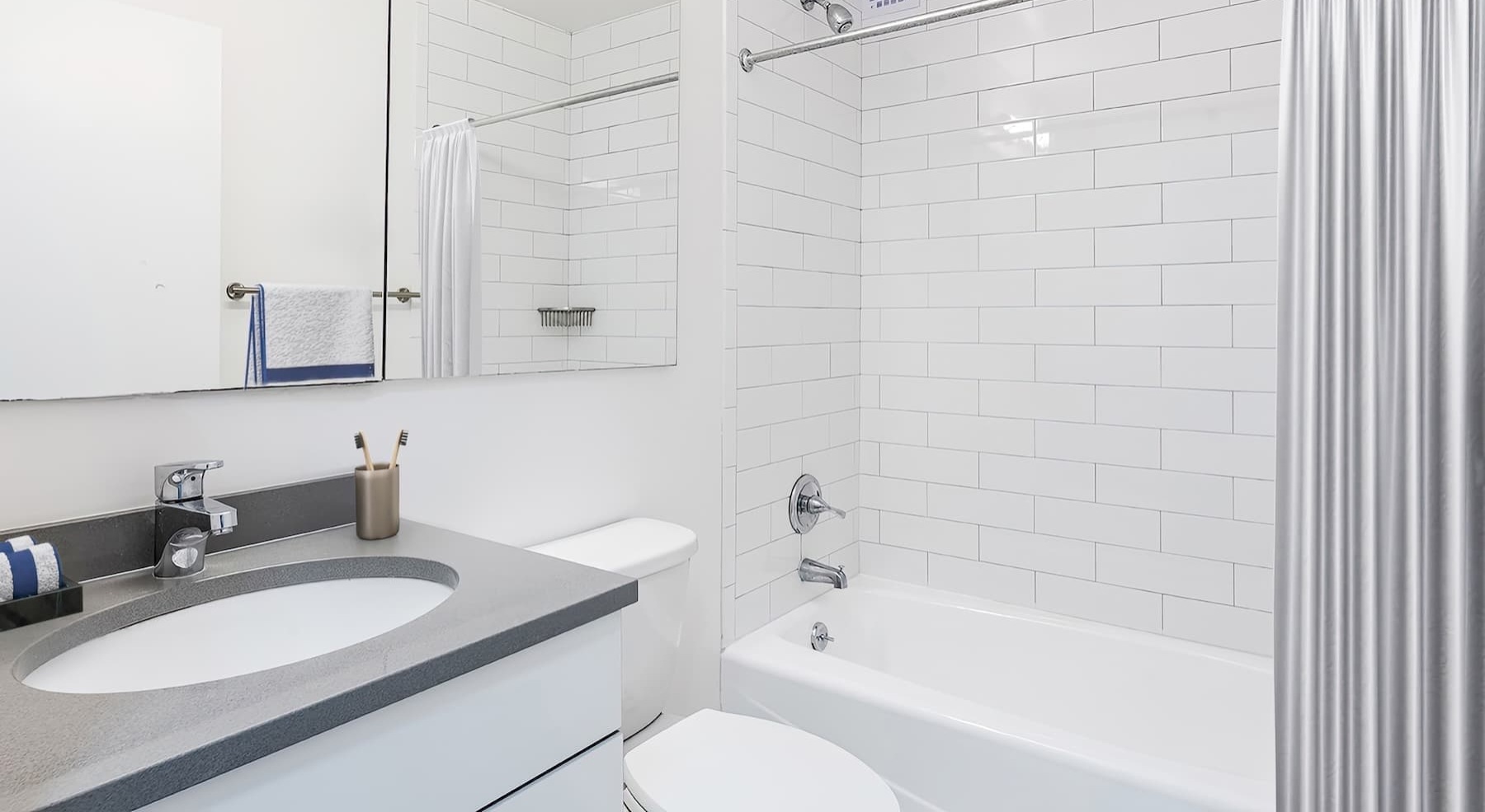 bath area with a nearby mirror